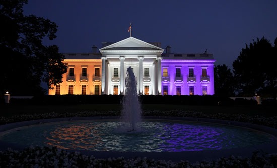 البيت الأبيض باللون الأرجواني والذهبي
