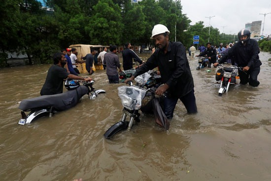 أصحاب الدراجات البخارية يبحثون عن مكان بعيد عن الفيضان