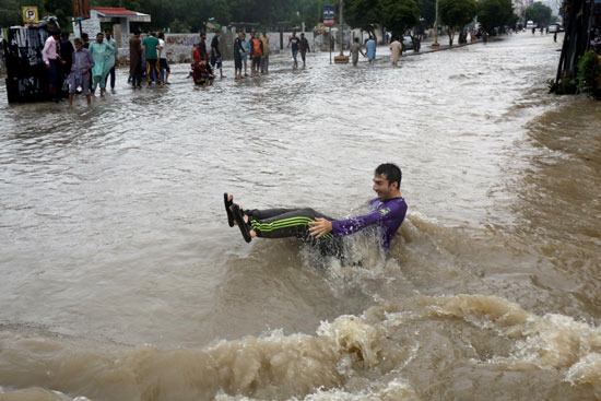 رجل يفقد توازنه وسط مياه الفيضان