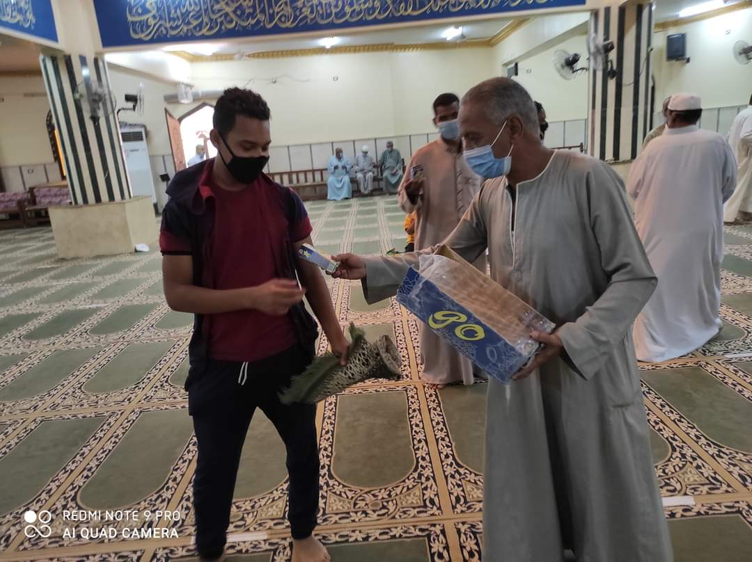مواطنون يوزعون حلوى وأرز بلبن احتفالا بفتح المساجد لصلاة الجمعة فى أسوان (2)