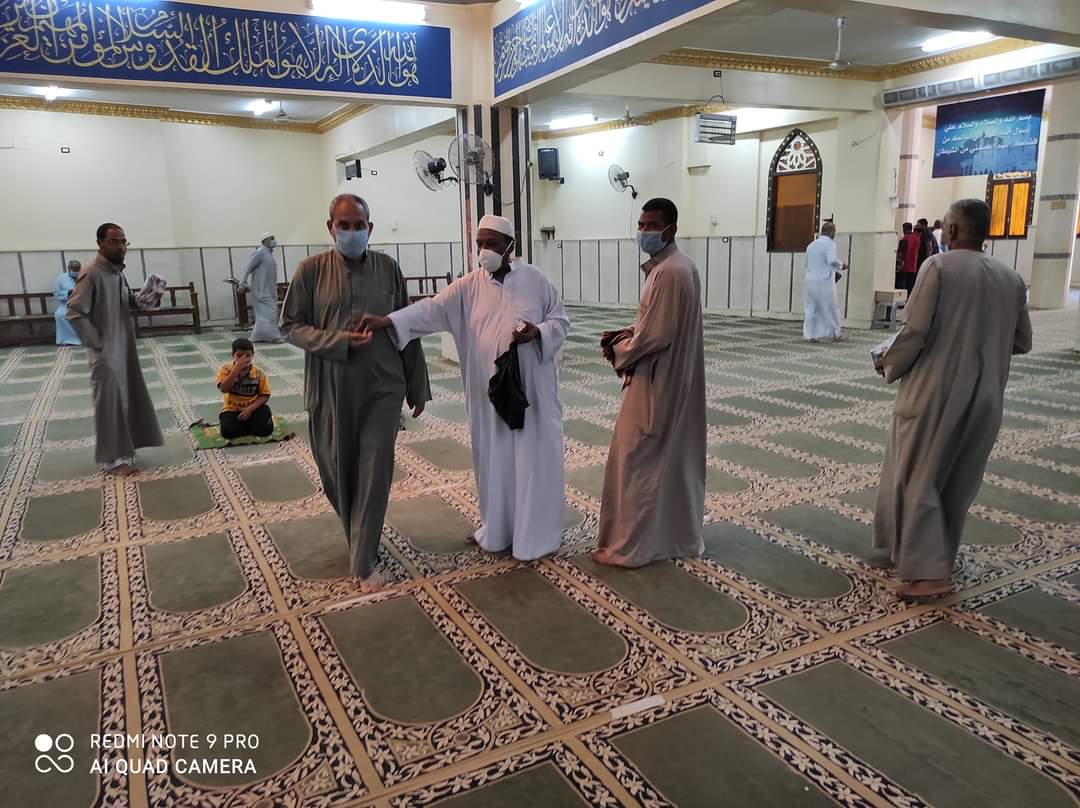 مواطنون يوزعون حلوى وأرز بلبن احتفالا بفتح المساجد لصلاة الجمعة فى أسوان (7)