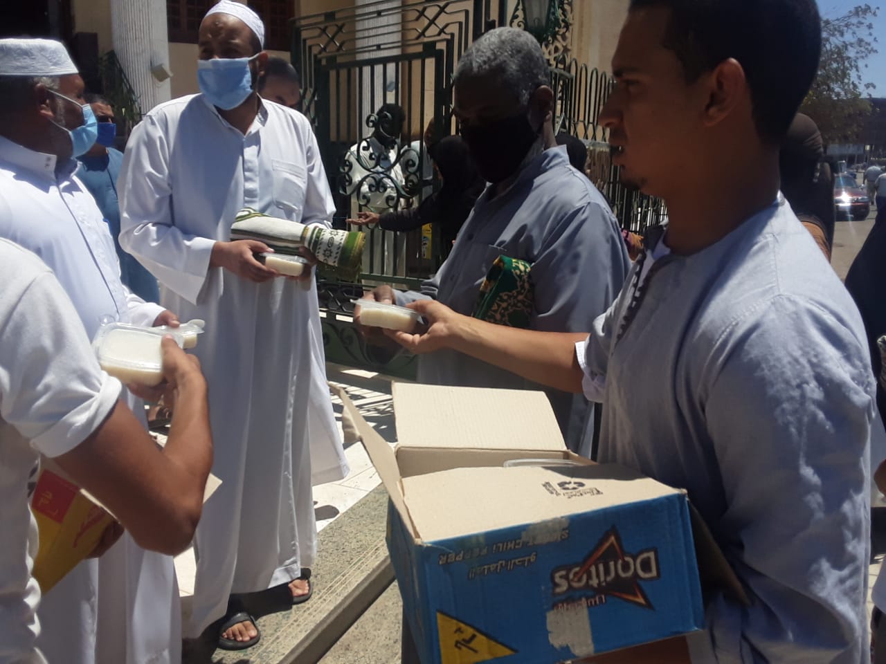 مواطنون يوزعون حلوى وأرز بلبن احتفالا بفتح المساجد لصلاة الجمعة فى أسوان (5)