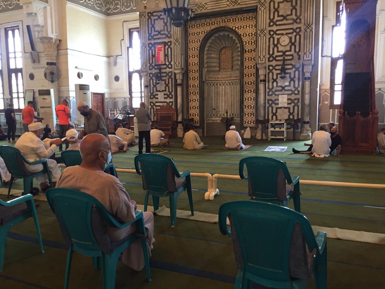 دخول مساجد الإسماعيلية من بوابة تعقيم   (8)