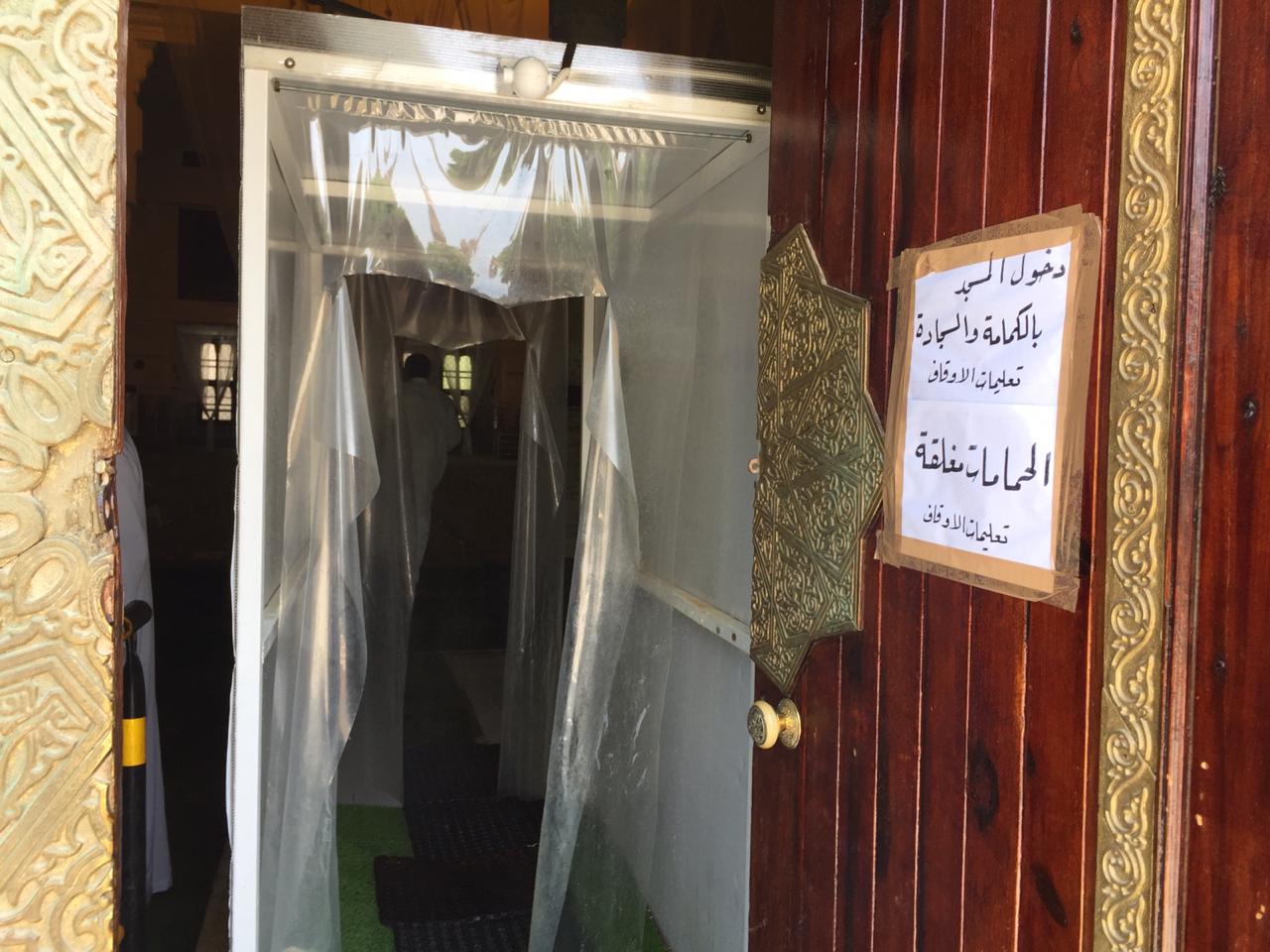 دخول مساجد الإسماعيلية من بوابة تعقيم   (3)