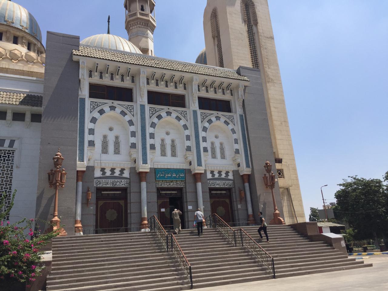 دخول مساجد الإسماعيلية من بوابة تعقيم   (12)