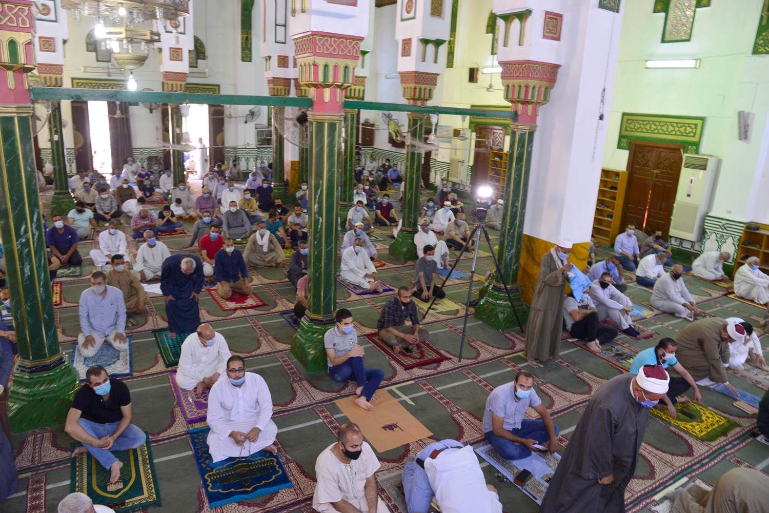 محافظ أسيوط يؤدى صلاة الجمعة بمسجد ناصر  (5)