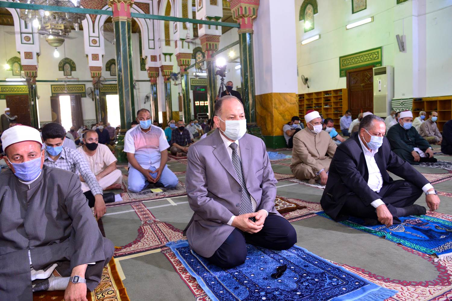 محافظ أسيوط يؤدى صلاة الجمعة بمسجد ناصر  (8)