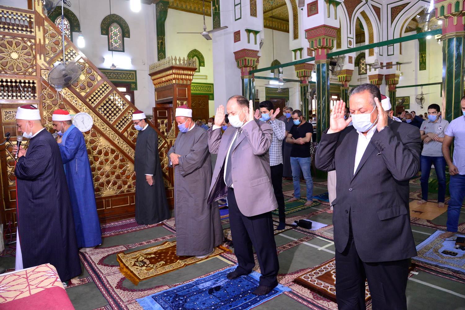 محافظ أسيوط يؤدى صلاة الجمعة بمسجد ناصر  (13)