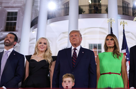 ترامب وعائلته يشاهدون الألعاب النارية احتفالا بترشحه للرئاسة