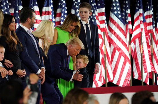 ترامب يقبل أصغر أحفاده