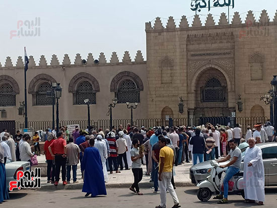 توافد المصلين على مسجد عمرو بن العاص