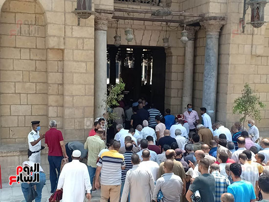 المصلين اثناء دخولهم مسجد عمرو بن العاص