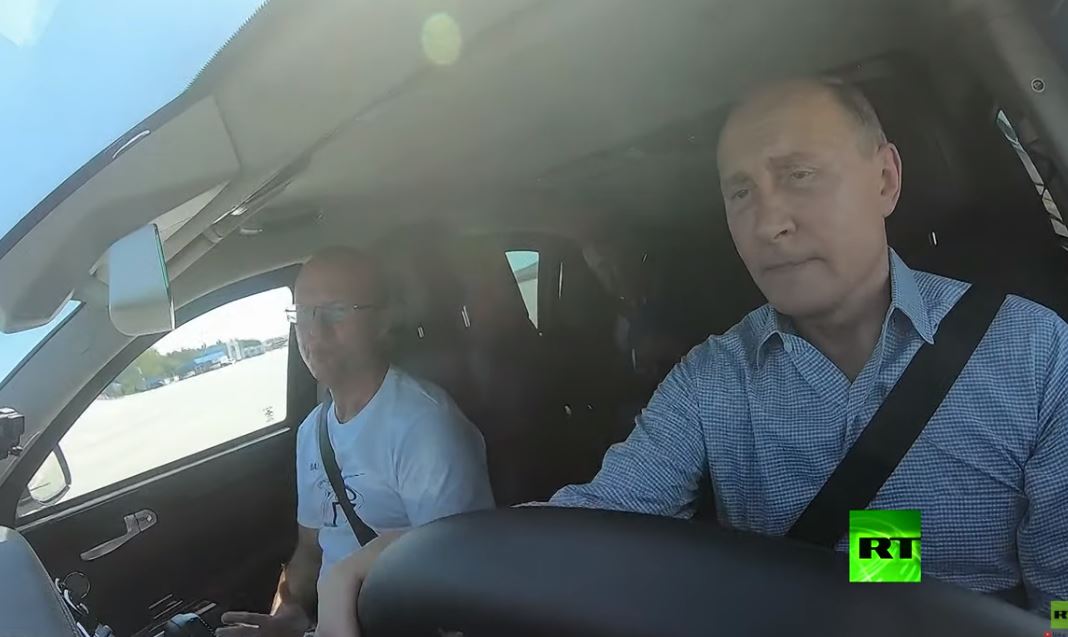 الرئيس بوتين خلال قيادته سيارة أوروس