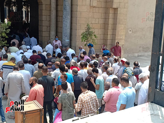 تزاحم المصلين على ابواب مسجد عمرو بن العاص