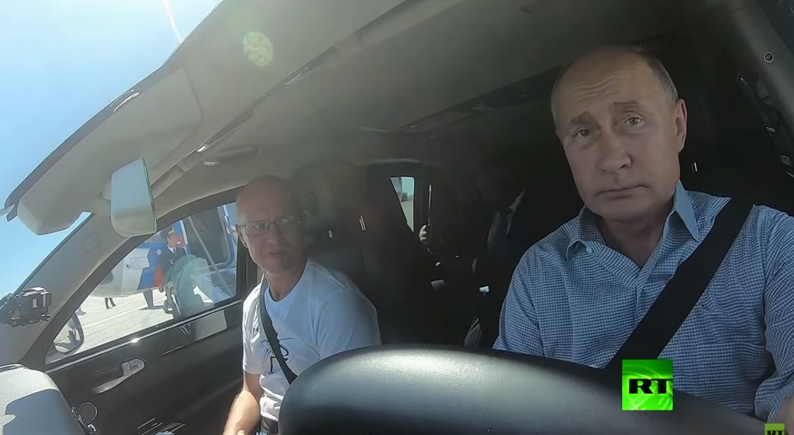 بوتين يقود سيارة أوروس
