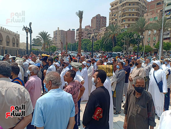 المصلين امام ابواب مسجد عمرو بن العاص