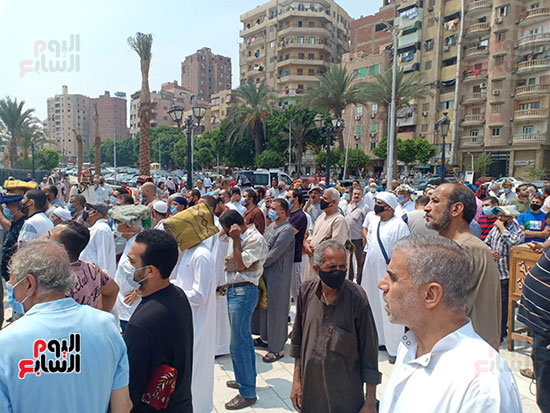 انتظار المصلين لدخول مسجد عمرو بن العاص
