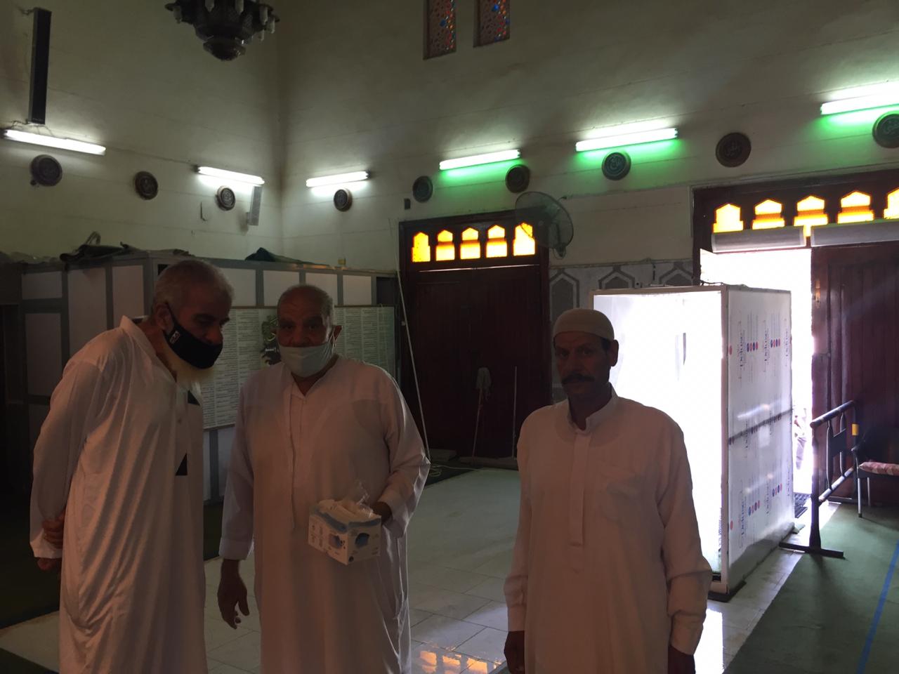 دخول مساجد الإسماعيلية من بوابة تعقيم   (11)