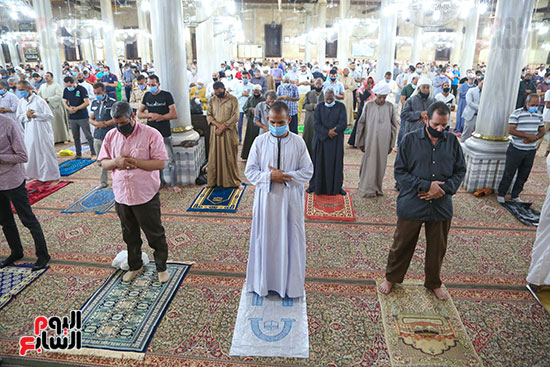 المصلين يؤدون الجمعة من مسجد الامام الحسين