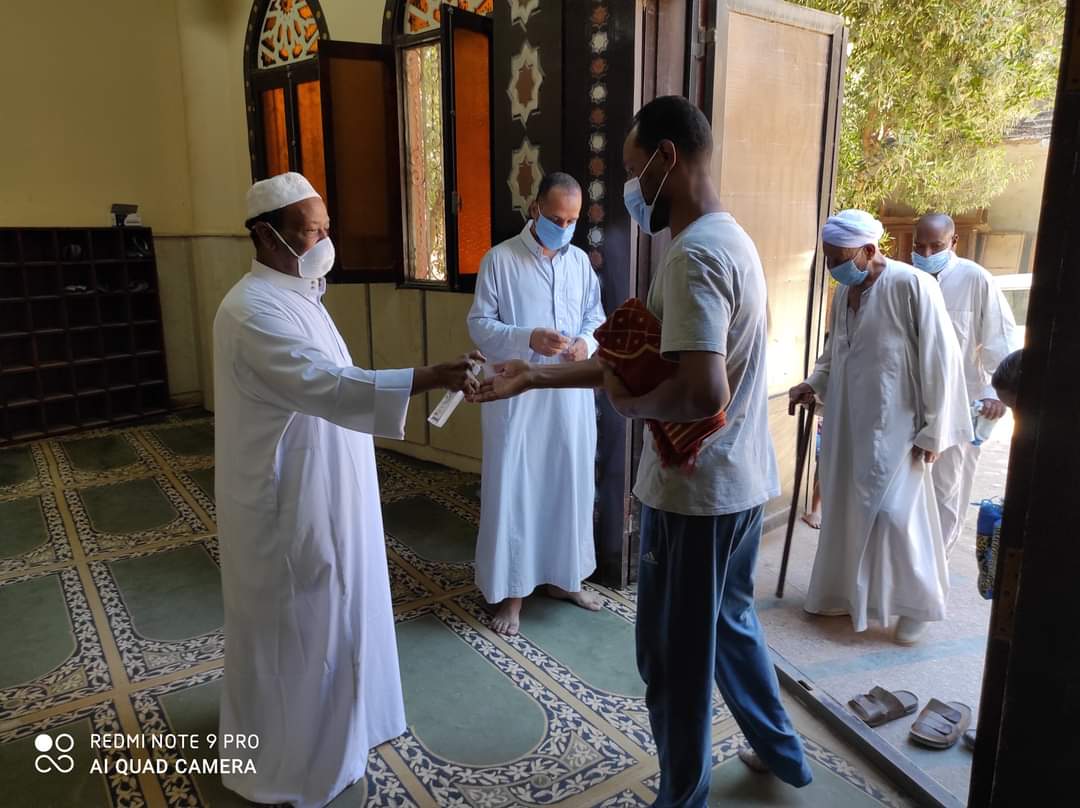 مواطنون يوزعون حلوى وأرز بلبن احتفالا بفتح المساجد لصلاة الجمعة فى أسوان (3)