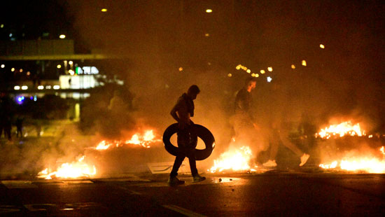 متظاهرون يشعلون اطارات السيارات