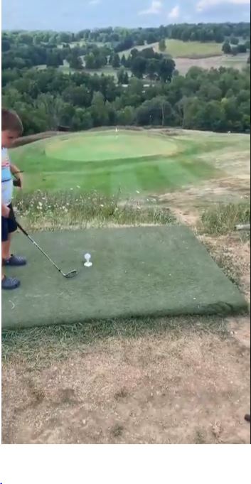 طفل عمره 4 سنوات يلعب الجولف بمهارة