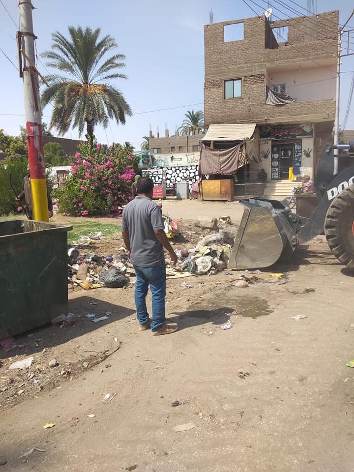 رفع مخلفات وقمامة فى شوارع شمال مدينة الأقصر فى رابع أيام العيد (2)