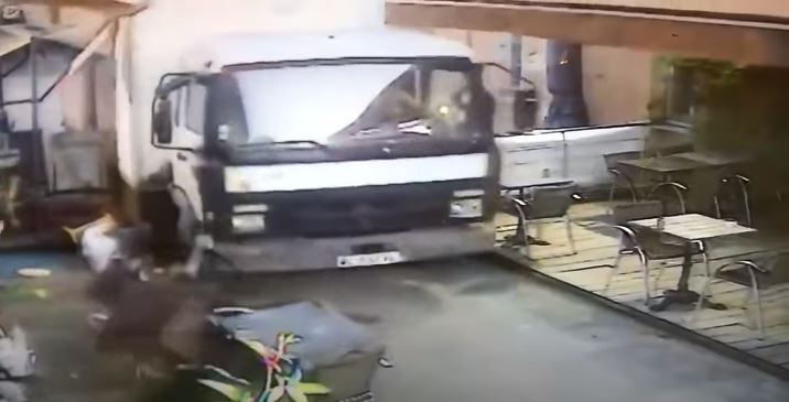 لحظة تدمير الكراسى والطاولات