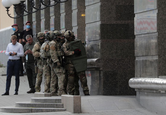 وحدة القوات الخاصة الأوكرانية تصل لمكان الحادث