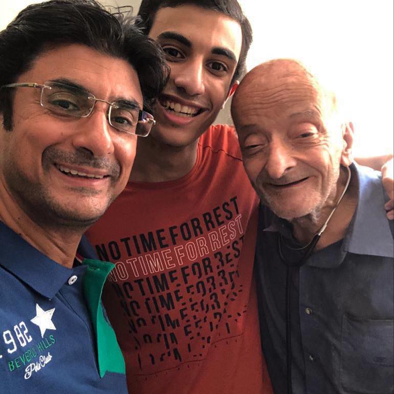 طبيب الغلابة فى صورة مع ابنه وحفيده