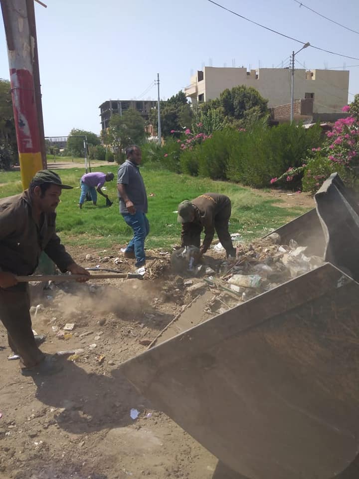 رفع مخلفات وقمامة فى شوارع شمال مدينة الأقصر فى رابع أيام العيد (3)