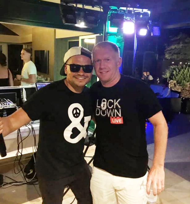 سكولز مع أحد المعجبين فى حفل عيد ميلاد سكولز مع أحد المعجبين فى حفل عيد ميلاد