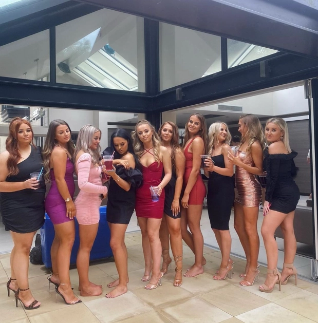 مجموعة من الحسناوات فى حفل عيد الميلاد مجموعة من الحسناوات فى حفل عيد الميلاد