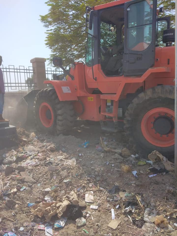 رفع مخلفات وقمامة فى شوارع شمال مدينة الأقصر فى رابع أيام العيد (4)