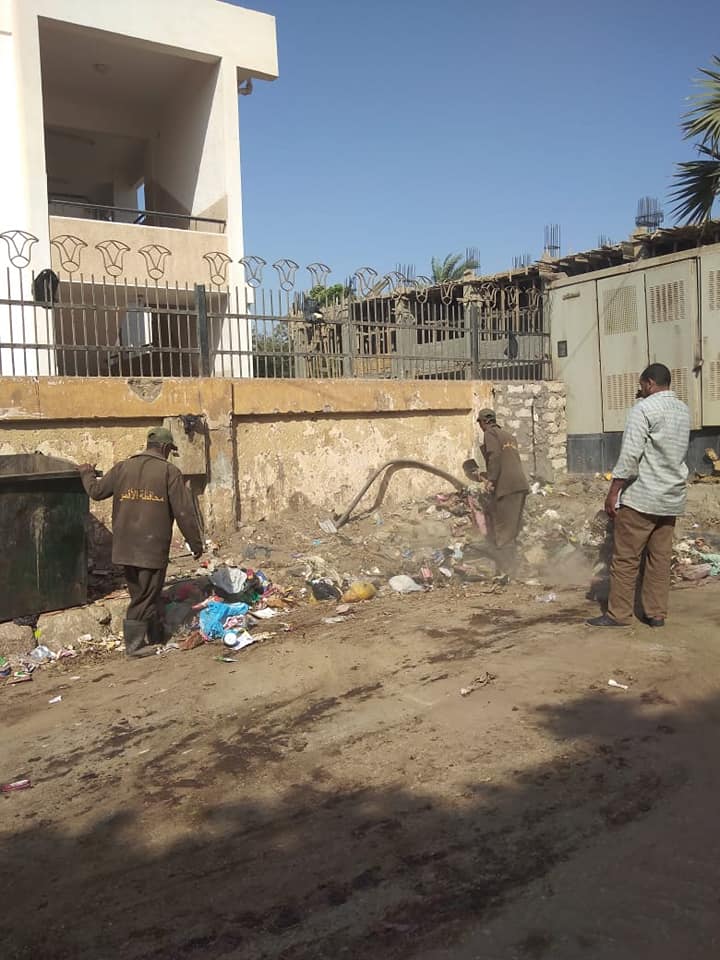 رفع مخلفات وقمامة فى شوارع شمال مدينة الأقصر فى رابع أيام العيد (5)