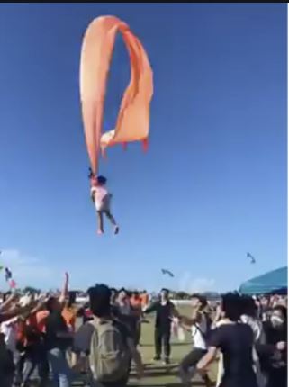 طائرة ورقية تسحب طفلة في الهواء