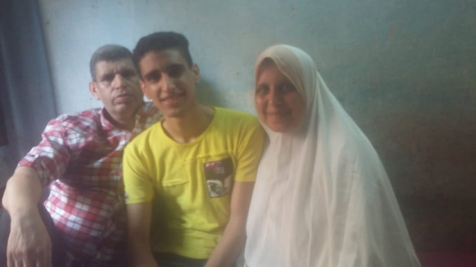 الطالب عبد الله منصور ووالديه