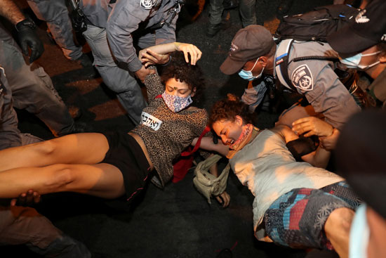 شرطة الاحتلال تعتقل المحتجين