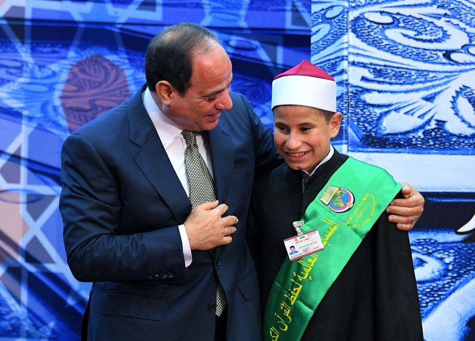 الرئيس السيسى يكرم الطفل المعجزة عبد الله عمار  (3)