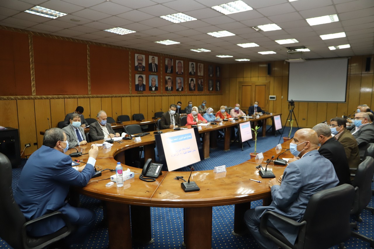 اجتماع وزير القوى العاملة مع رؤساء الإدارات المركزية ومديرى العموم بالوزارة  (5)