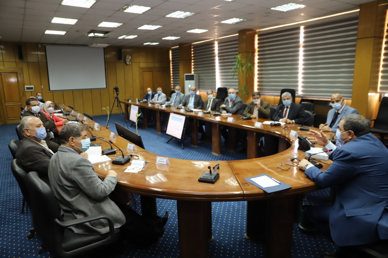 اجتماع وزير القوى العاملة مع رؤساء الإدارات المركزية ومديرى العموم بالوزارة  (6)