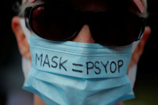 28838-أحد-المتظاهرين-يرتدي-قناعًا-مكتوبًا-عليه-Mask-=-Psyop
