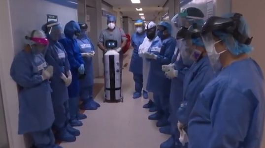 الروبوت وسط اطقم المستشفى