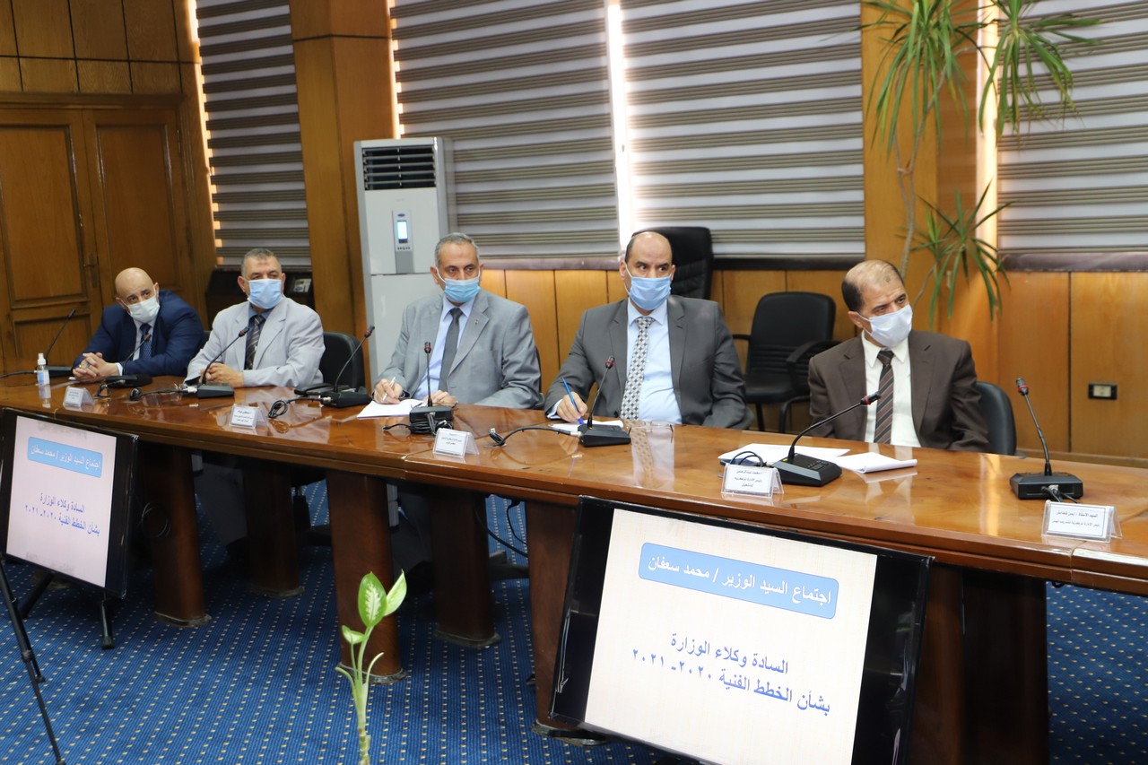 اجتماع وزير القوى العاملة مع رؤساء الإدارات المركزية ومديرى العموم بالوزارة  (8)