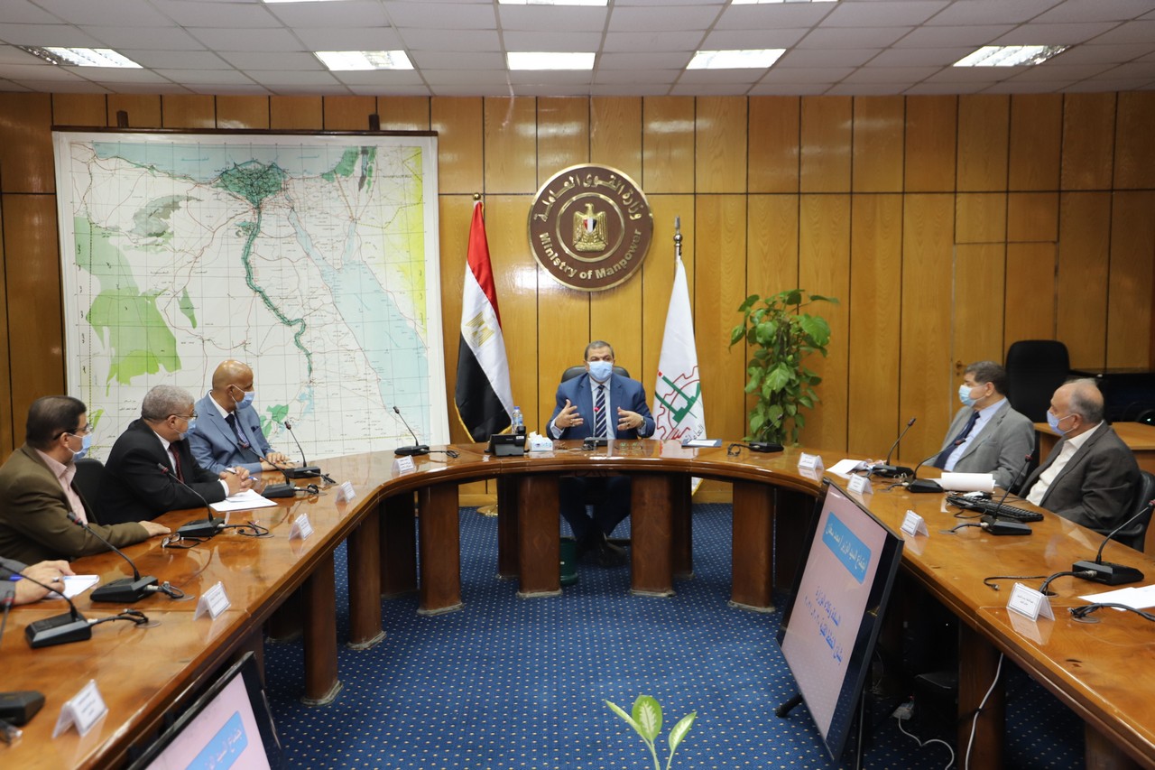 اجتماع وزير القوى العاملة مع رؤساء الإدارات المركزية ومديرى العموم بالوزارة  (9)