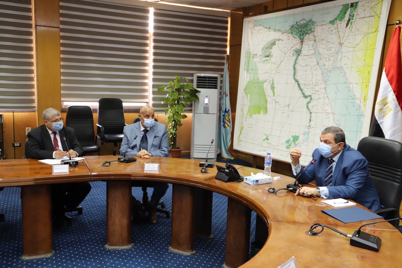 اجتماع وزير القوى العاملة مع رؤساء الإدارات المركزية ومديرى العموم بالوزارة  (10)