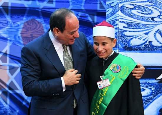 الرئيس السيسى يكرم الطفل المعجزة عبد الله عمار  (2)