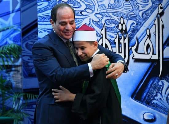 الرئيس السيسى يكرم الطفل المعجزة عبد الله عمار  (4)
