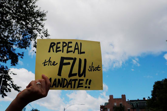 47012-متظاهر-يشارك-في-مسيرة--لا-لقاح-إلزامي-ضد-الإنفلونزا-في-ولاية-ماساتشوستس
