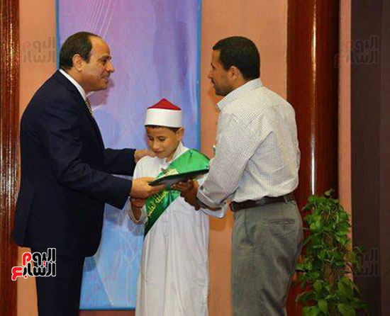الرئيس السيسى يكرم الطفل المعجزة عبد الله عمار  (1)